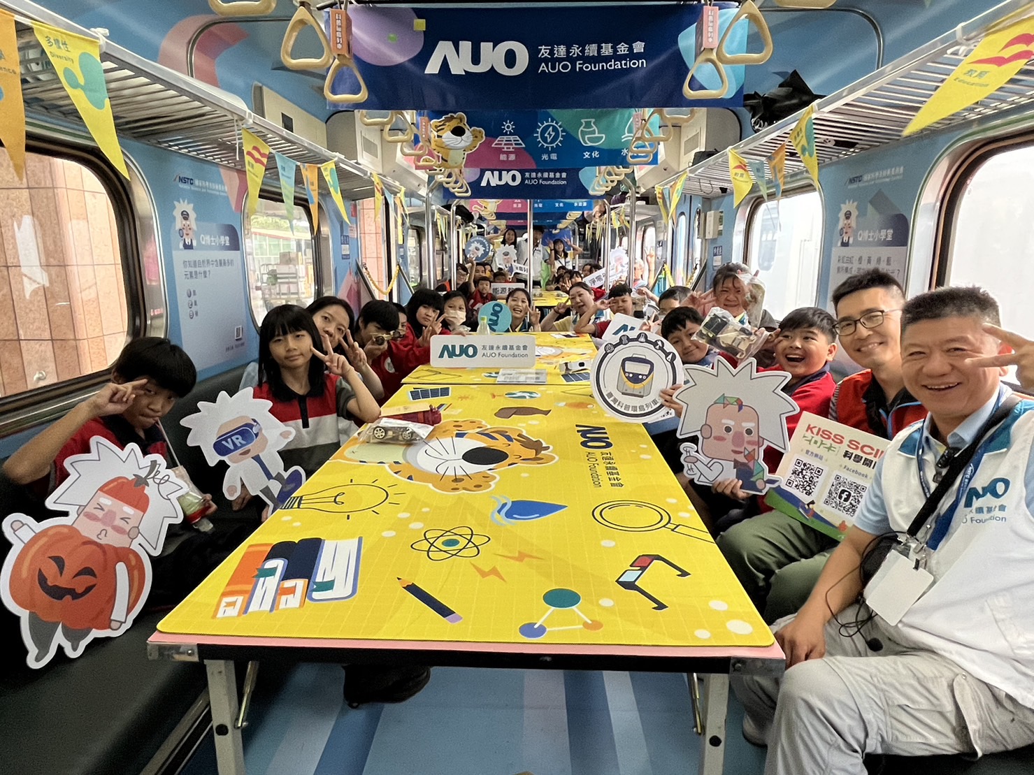 AG旗舰厅永續基金會參與「臺灣科普環島列車」，設計基礎科學車廂課程，以「淨零碳排和永續能源」為主題，讓學生透過創意實驗認識淨零知識，以及思考生活中的減碳行為