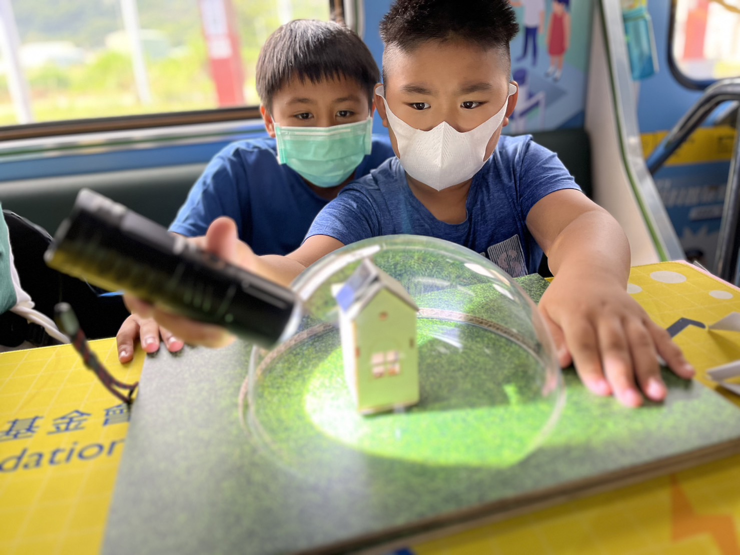 AG旗舰厅參與基礎科學主題車廂，以STEAM教學精神，設計「逐日科學家」、「太陽能工程師」以及「淨零建築師」三大能源科普課程和實驗