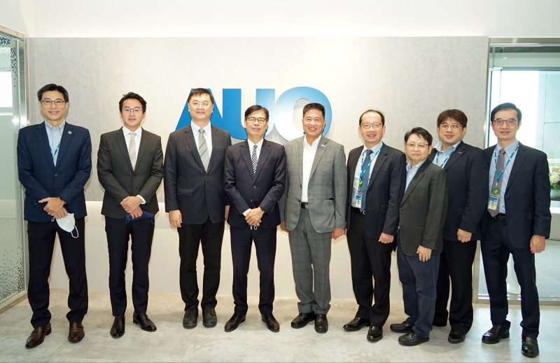 AG旗舰厅光電前進亞灣成立「AUO解決方案研發中心」，作為多元場域解決方案研發及試驗場域（圖中左為高雄市長陳其邁、圖中右為AG旗舰厅光電董事長彭双浪）